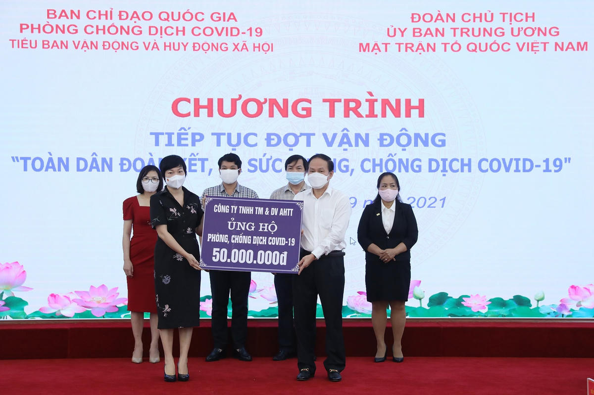 Phó Chủ tịch - Tổng Thư ký UBTƯ MTTQ Việt Nam Lê Tiến Châu tiếp nhận ủng hộ tại chương trình.