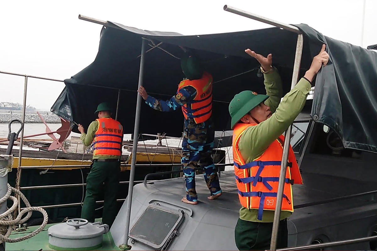 Cán bộ, chiến sĩ Hải đội 2, BĐBP Quảng Bình chuẩn bị phương tiện sẵn sàng ứng cứu, hỗ trợ tàu cá ngư dân gặp nạn trên biển.