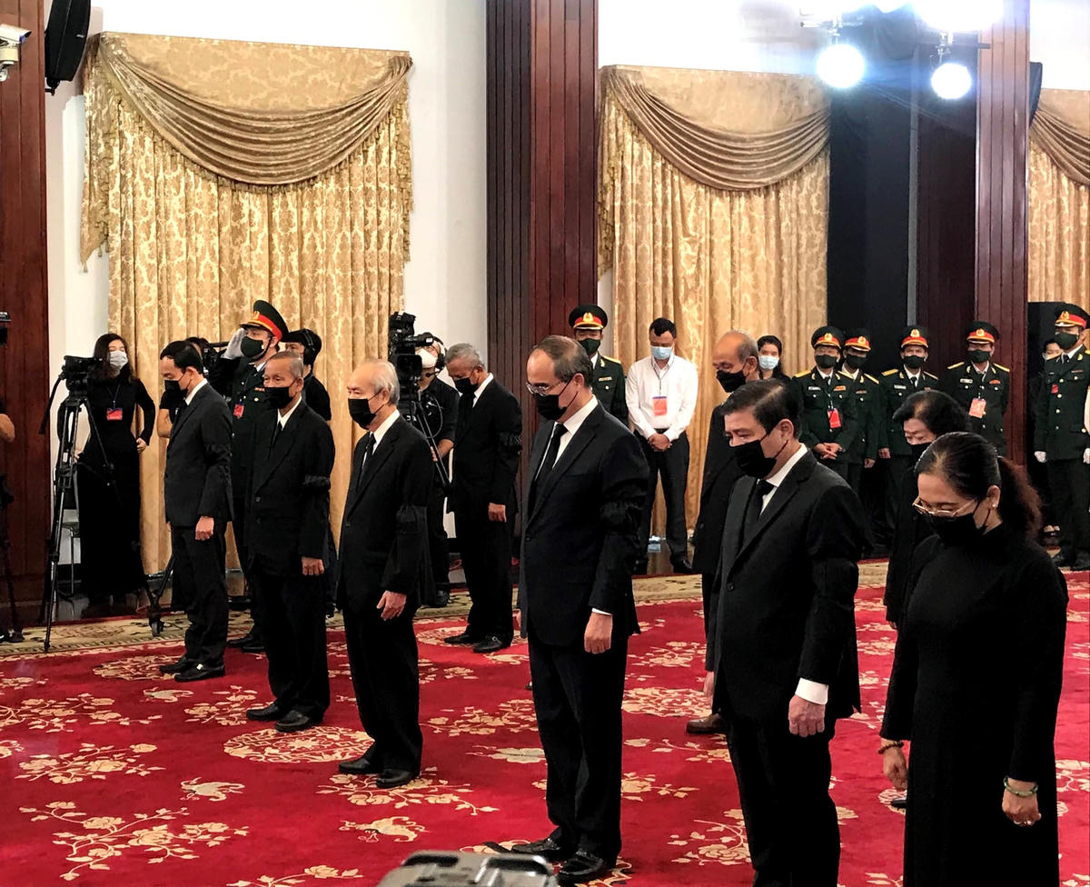 Đoàn Thành ủy, HĐND, UBND, Ủy ban MTTQ TP HCM và đoàn lãnh đạo Đảng, Nhà nước, UBTƯ MTTQ Việt Nam do Ủy viên Bộ Chính trị, Bí thư Thành ủy TP HCM Nguyễn Thiện Nhân làm trưởng đoàn đã đến viếng nguyên Tổng Bí thư Lê Khả Phiêu.