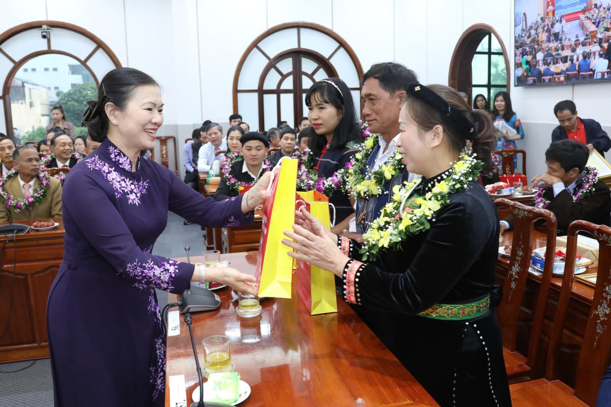 Phó Chủ tịch Trương Thị Ngọc Ánh tặng quà cho các đại biểu.