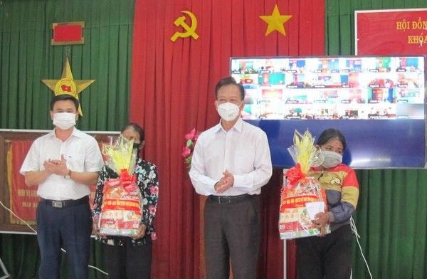 Ông Trần Minh Lực, UTVT Tỉnh ủy, Phó Chủ tịch HĐND tỉnh Ninh Thuận trao quà  hỗ trợ các hộ dân xã Phước Chiến.