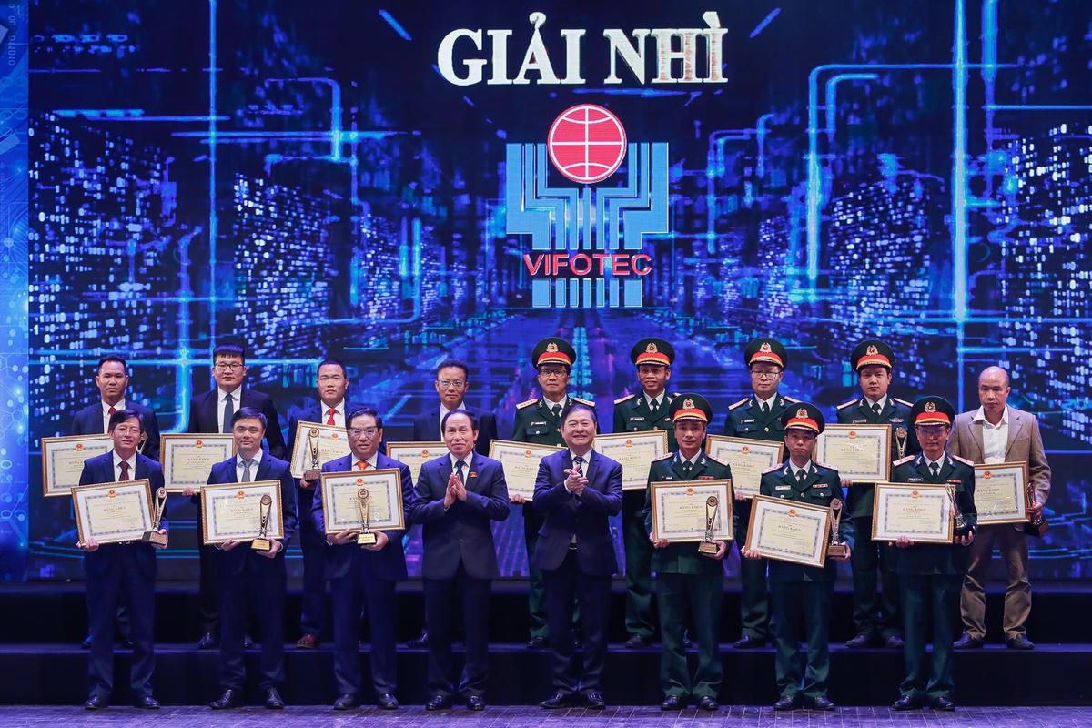 Phó Chủ tịch - Tổng Thư ký UBTƯ MTTQ Việt Nam Lê Tiến Châu trao giải Nhì cho các công trình.