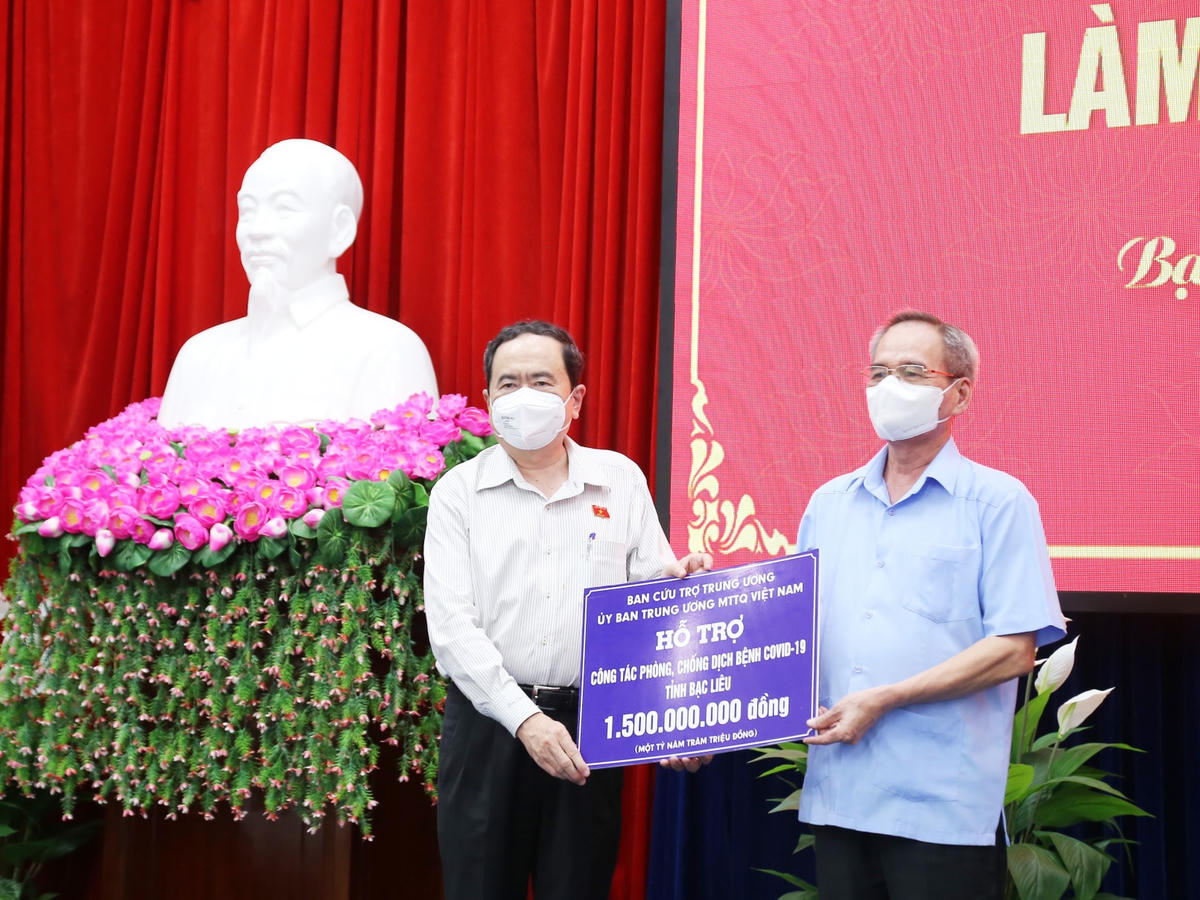 Phó Chủ tịch Thường trực Quốc hội Trần Thanh Mẫn tặng tỉnh Bạc Liêu 1,5 tỷ đồng hỗ trợ kinh phí phòng, chống dịch.