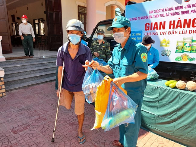 Trao quà cho các hộ nghèo, người có hoàn cảnh khó khan tại TX. Hoài Nhơn.