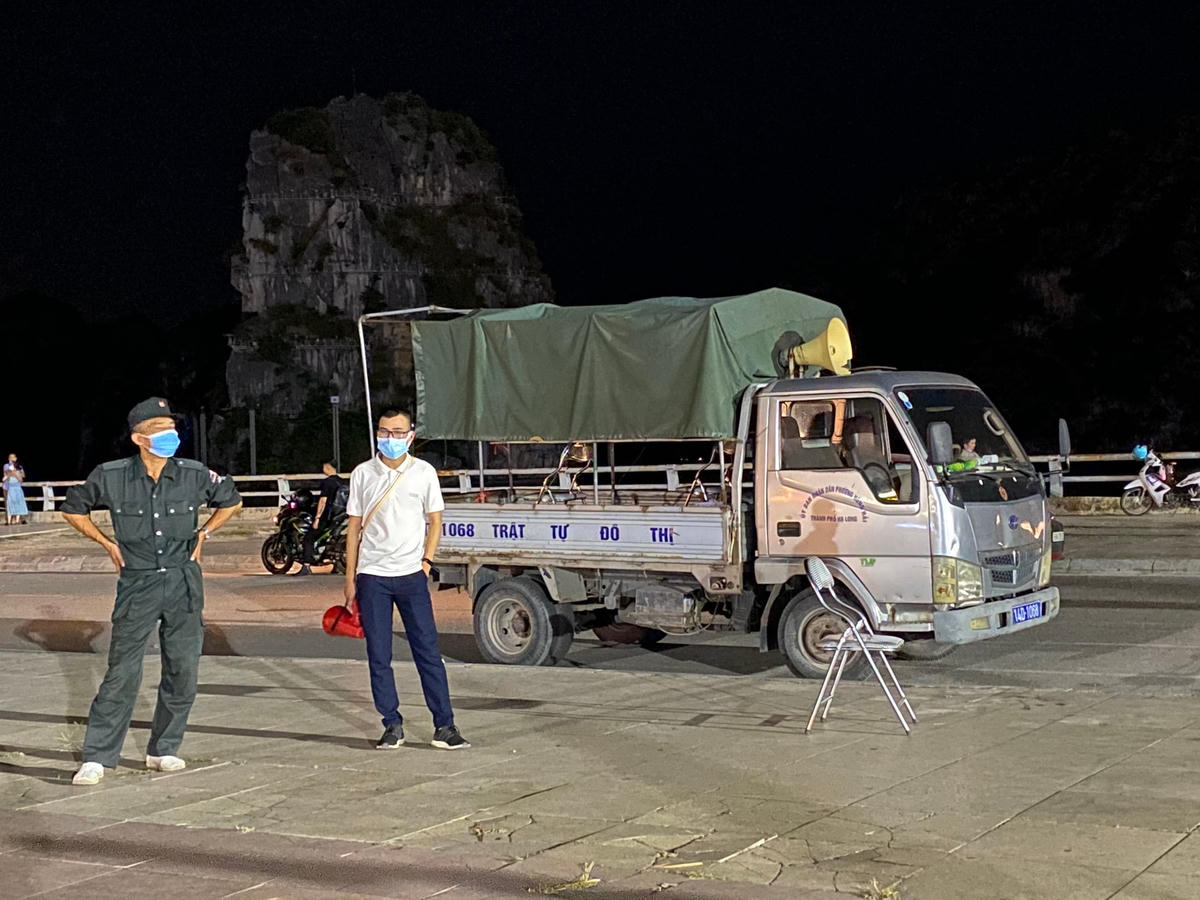 Lực lượng chức năng có mặt nhắc nhở người dân giải tán nhưng cũng chỉ ít người chấp hành.