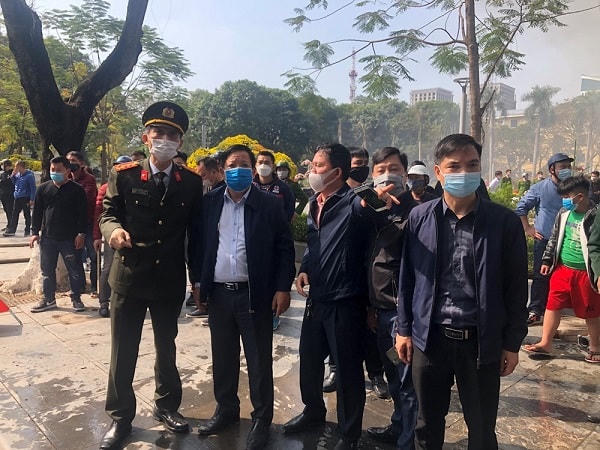Phó Chủ tịch UBND TP Hải Phòng Nguyễn Đức Thọ và Đại tá Phạm Viết Dũng - Phó Giám đốc CATP chỉ đạo 