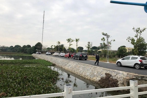 Đường vào dự án Khu đất nền 34 lô Cổ Đông- Hoà Lạc (xã Cổ Đông, thị xã Sơn Tây, Hà Nội) luôn tấp nập các xe ô tô của nhân viên môi giới và nhà đầu tư.