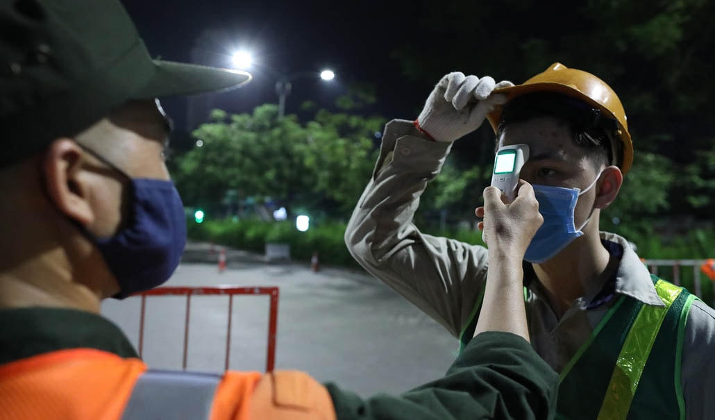 Công nhân đều phải đo thân nhiệt, khai báo y tế.