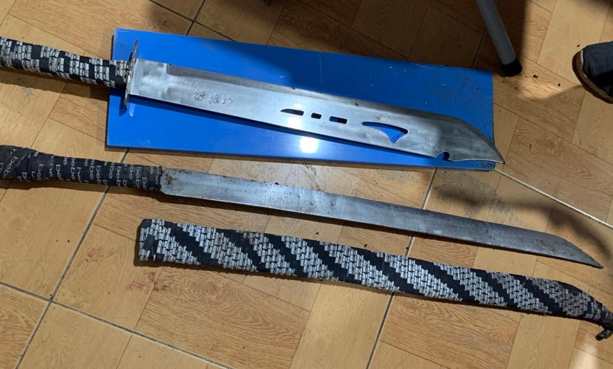 Dao kiếm của các đối tượng đã bị lực lượng Công an thu giữ.