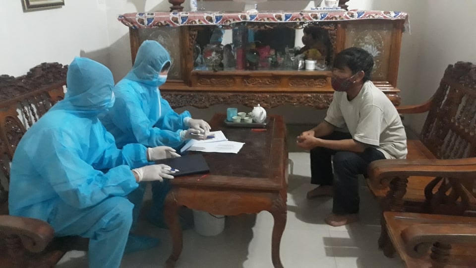 Cán bộ CDC Nghệ An điều tra dịch tễ tại gia đình bệnh nhân 435 trú tại xã An Hòa, huyện Quỳnh Lưu (Nghệ An) sau khi nhận thông tin từ Đà Nẵng.