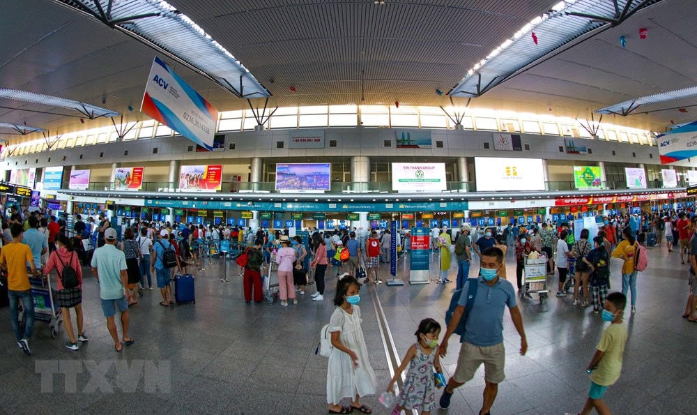 Tất cả hành khách đều thực hiện việc đeo khẩu trang tại Sân bay quốc tế Đà Nẵng. (Ảnh: Trần Lê Lâm/TTXVN)