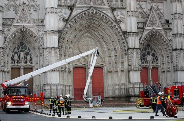 Lính cứu hỏa tại hiện trường vụ cháy tại Nhà thờ Saint Pierre và Saint Paul ở Nantes, Pháp, ngày 18/7. (Nguồn: Reuters).