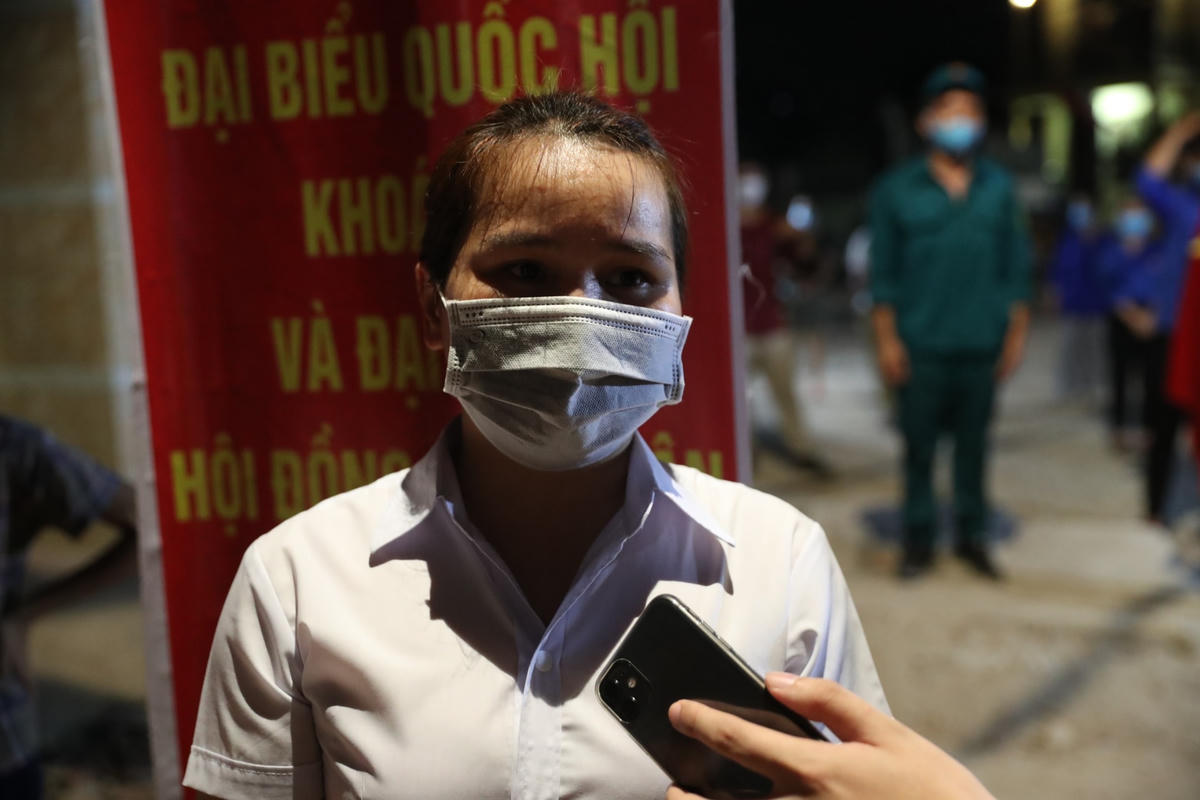 Chị Nguyễn Thị Kiều Hoa, thành viên Ban bầu cử, Ban phòng chống dịch thôn Lỗ Giao, xã Việt Hùng, Đông Anh, Hà Nội chia sẻ với phóng viên báo Đại Đoàn Kết. Ảnh: Quang Vinh. 