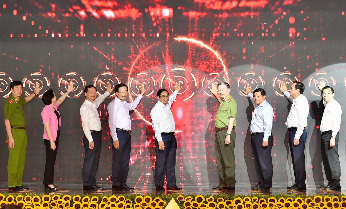 Thủ tướng Phạm Minh Chính và các đại biểu xác thực điện tử, kích hoạt vận hành chính thức hệ thống Trung tâm dữ liệu quốc gia về dân cư và hệ thống sản xuất, cấp và quản lý căn cước công dân. Ảnh: VGP/Nhật Bắc.