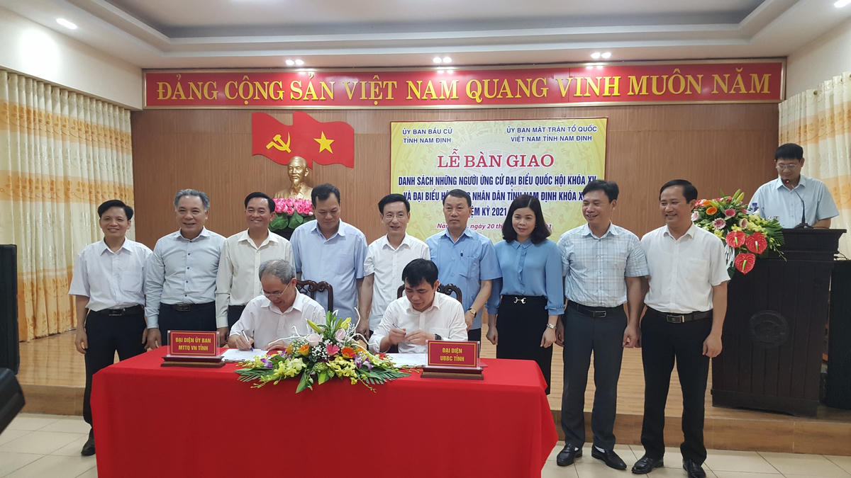 Đại diện Ban Thường trực Ủy ban MTTQ Việt Nam tỉnh Nam Định và đại diện Ủy ban Bầu cử tỉnh ký kết biên bản bàn giao danh sách những người được giới thiệu ứng cử  ĐBQH, HĐND tỉnh. 