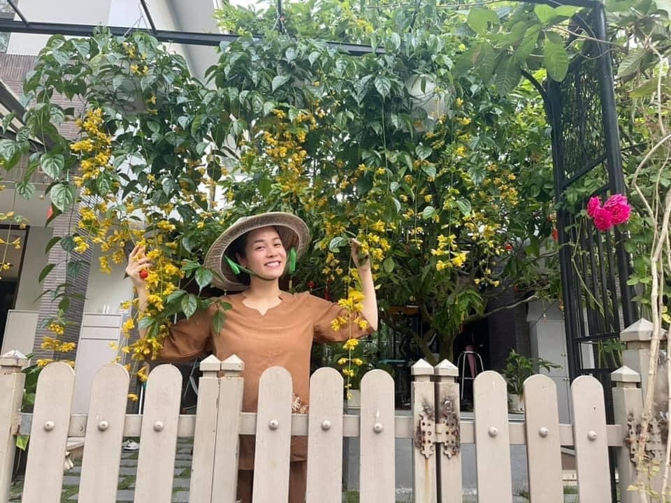 Ca sĩ Nhật Kim Anh chăm hoa trong những ngày giãn cách: “Hoa Mai nở rộ … Mong Bình An sẽ đến! Ở nhà nhớ giữ gìn sức khoẻ thật tốt nhé cả nhà”.