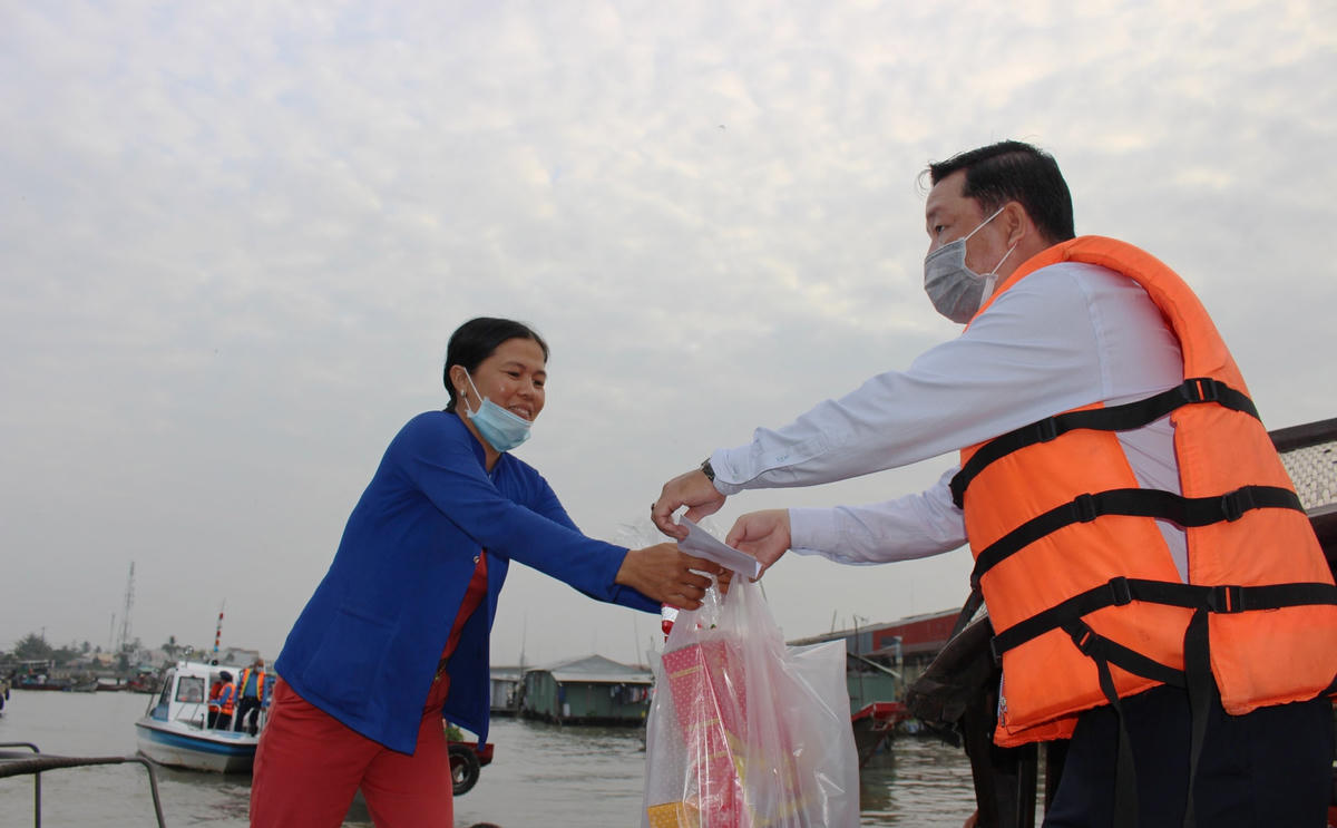 Bà con thương hồ ấm lòng với những phần quà Tết.