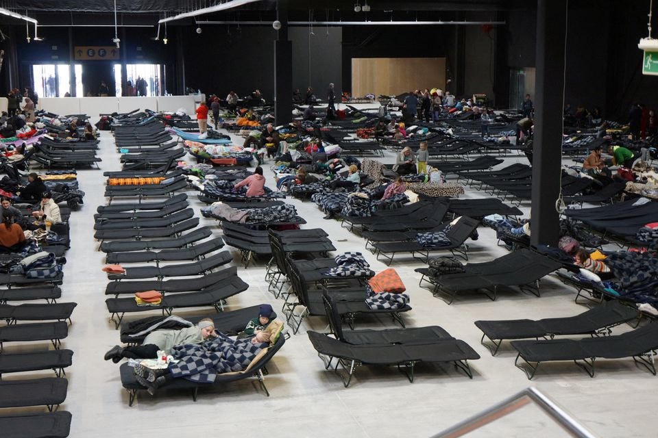 Một trung tâm lưu trú tạm thời tại Ptak Warsaw Expo, Nadarzyn, Ba Lan. Ảnh: Reuters.