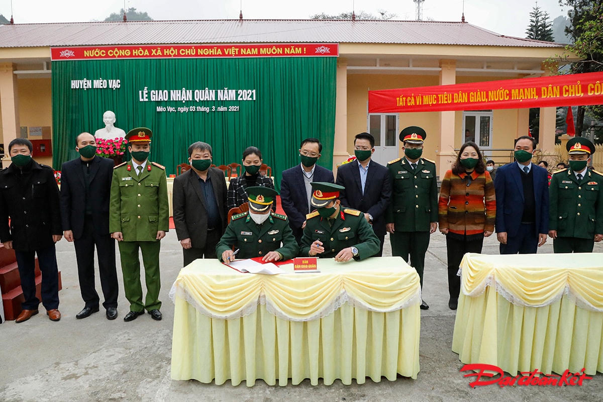 Lãnh đạo tỉnh và huyện chứng kiến Lễ ký kết biên bản bàn giao quân.