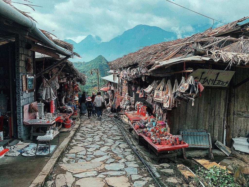 Việc lập các trạm thu phí tại làng Cát Cát (Sapa) đã gây nên mâu thuẫn giữa người dân và doanh nghiệp.