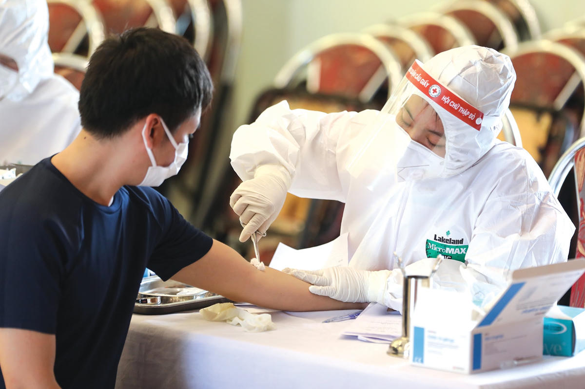 Xét nghiệm nhanh Covid-19 tại Cầu Giấy (Hà Nội). Ảnh: Phạm Quang Vinh.
