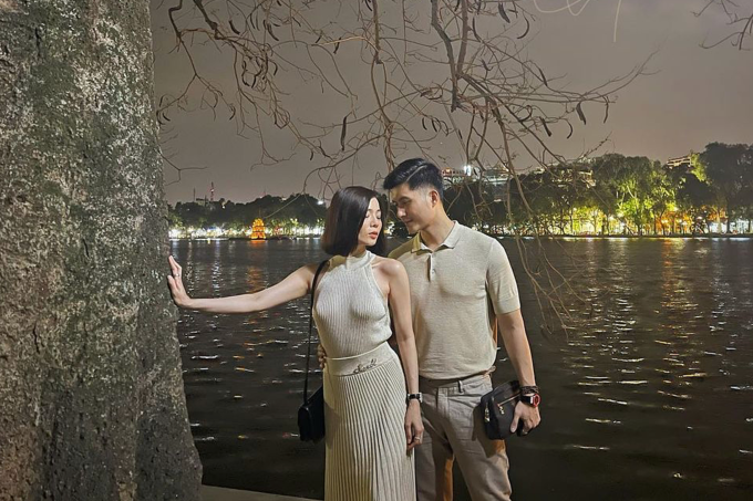 Lệ Quyên cùng tình trẻ Lâm Bảo Châu có những phút giây thư giãn sau live concert. Cặp đôi diện đồ ton-sur-ton nắm tay nhau khi dạo quanh Hồ Gươm vào một buổi tối. 
