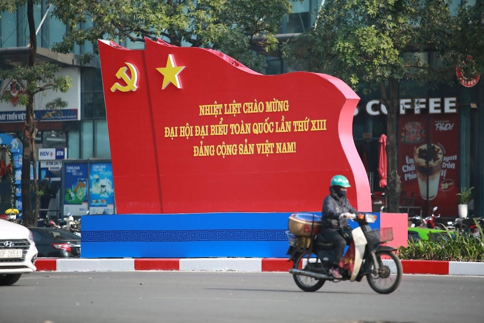 Đến thời điểm 20/01/2020 công tác trang trí cờ hoa, biểu ngữ  trên các tuyến đường phố của Thủ đô cơ bản được hoàn tất để chào mừng Đại hội Đảng lần thứ XIII.