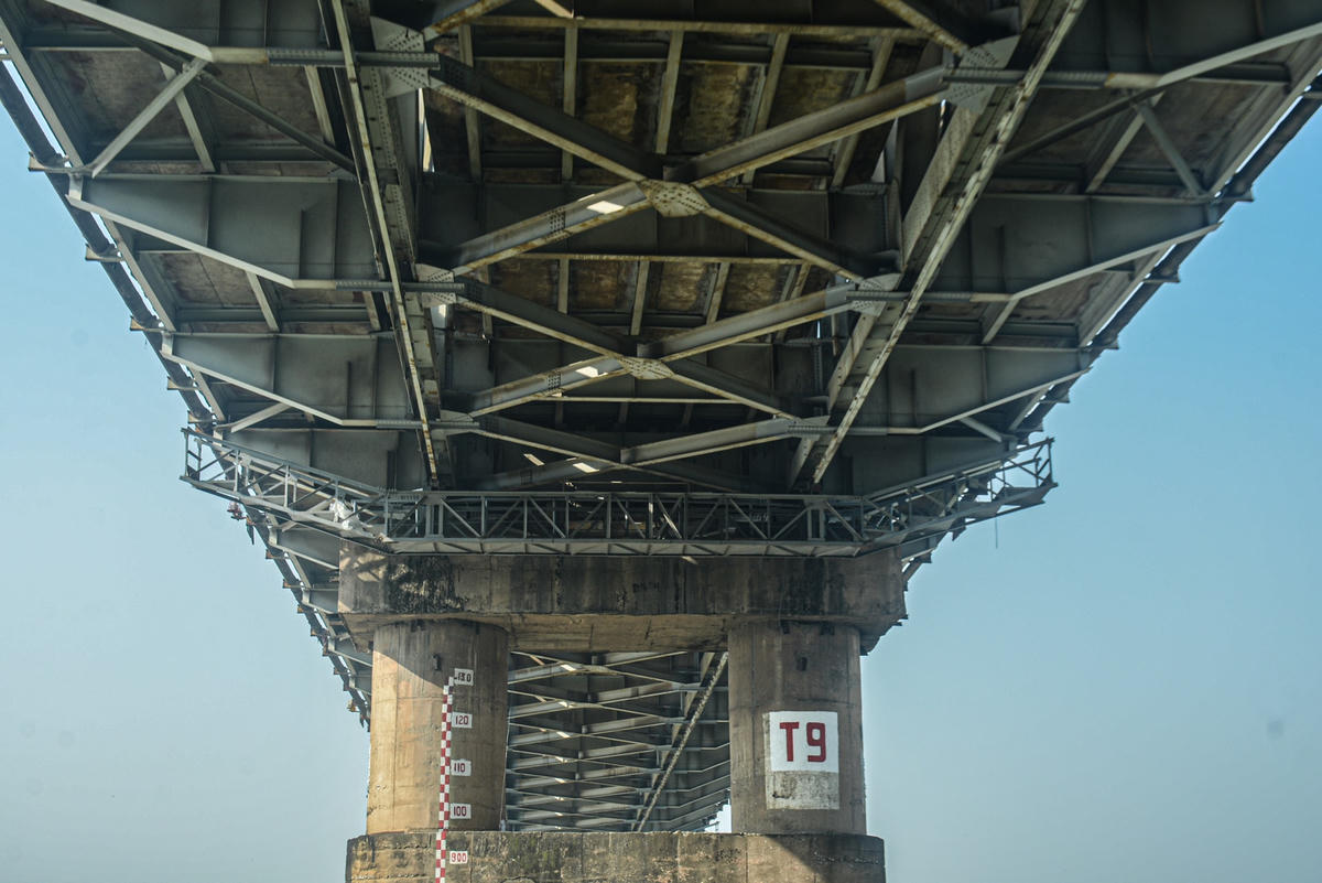 Theo đó, Sở GTVT Hà Nội kiến nghị: “Để đảm bảo việc sửa chữa cầu Chương Dương được đồng bộ, ổn định lâu dài, đồng thời tránh chồng chéo, trùng lặp dự án gây lãng phí đầu tư, Sở GTVT Hà Nội kiến nghị UBND TP.Hà Nội cho phép dừng triển khai thực hiện dự án lắp đặt tấm chống ồn tại phạm vi hai đầu cầu Chương Dương. Đồng thời, cho phép Sở GTVT triển khai lập dự án sửa chữa cầu Chương Dương sau khi có kết quả kiểm định cầu và kiến nghị các nội dung cần sửa chữa của đơn vị tư vấn (bao gồm cả nội dung lắp đặt tấm chống ồn phạm vi hai đầu cầu Chương Dương)”.