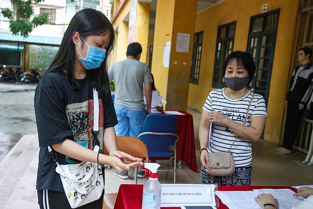 Tất cả phụ huynh học sinh, học sinh đến trường làm thủ tục đều phải rửa tay bằng dung dịch sát khuẩn để đảm bảo cho công tác phòng chống dịch.