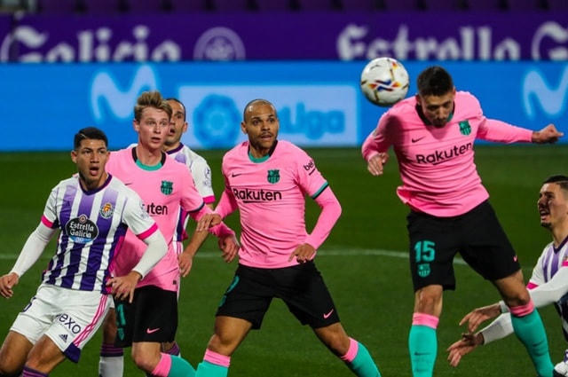 Lenglet đánh đầu mở tỷ số cho Barcelona.