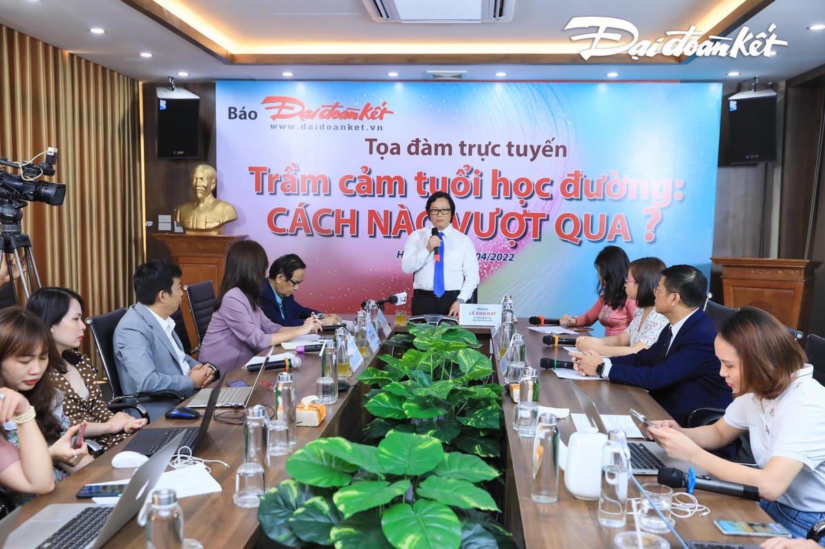 Nhà báo Lê Anh Đạt - Phó Tổng Biên tập phát biểu khai mạc tọa đàm. Ảnh: Quang Vinh. 