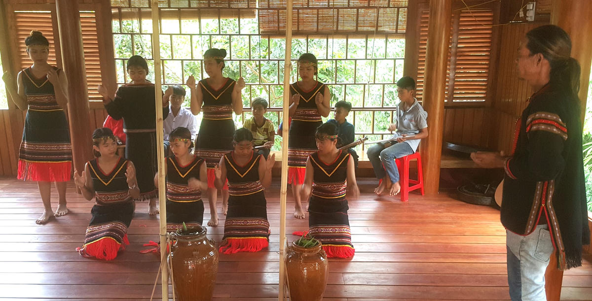 Lớp chiêng Kram và lớp múa miễn phí ở buôn Chàm A (Cư Drăm) do anh Dương Văn Tho đứng ra tổ chức và anh Y Jút dạy.
