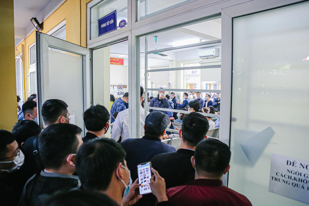 Tại các quầy đăng ký xe hàng trăm người chen lấn để được đăng ký xe trước.