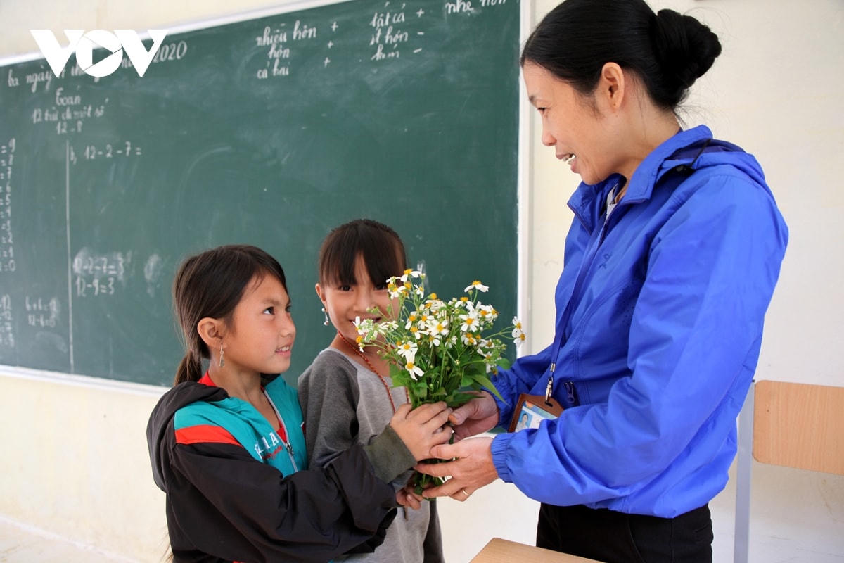 Ngày nhà giáo Việt Nam, món quà các em tặng cô là những cành hoa dại hái ven rừng.  