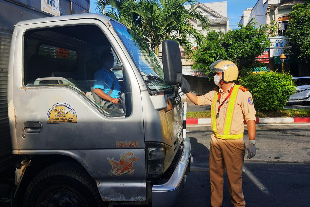 Kiểm tra nghiêm ngặt các phương tiện lưu thông trên địa bàn TP Bạc Liêu.