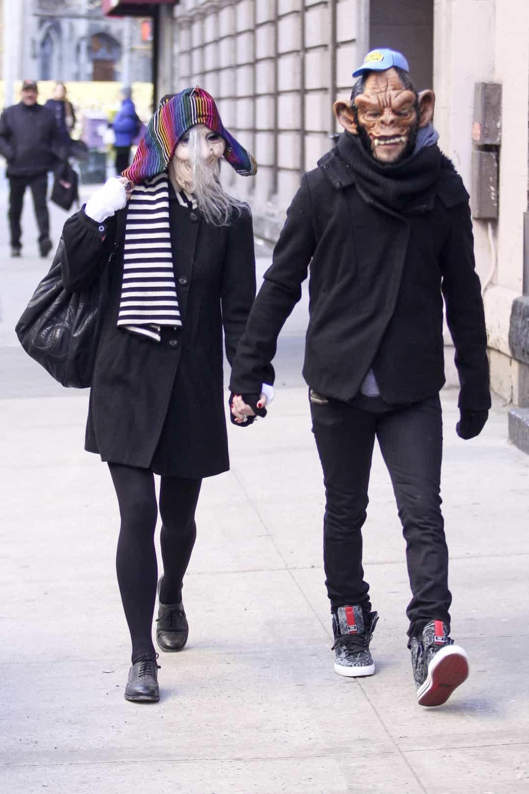 Ashlee Simpson và Pete Wentz cũng đeo mặt nạ Halloween gớm ghiếc khi đi hẹn hò.  