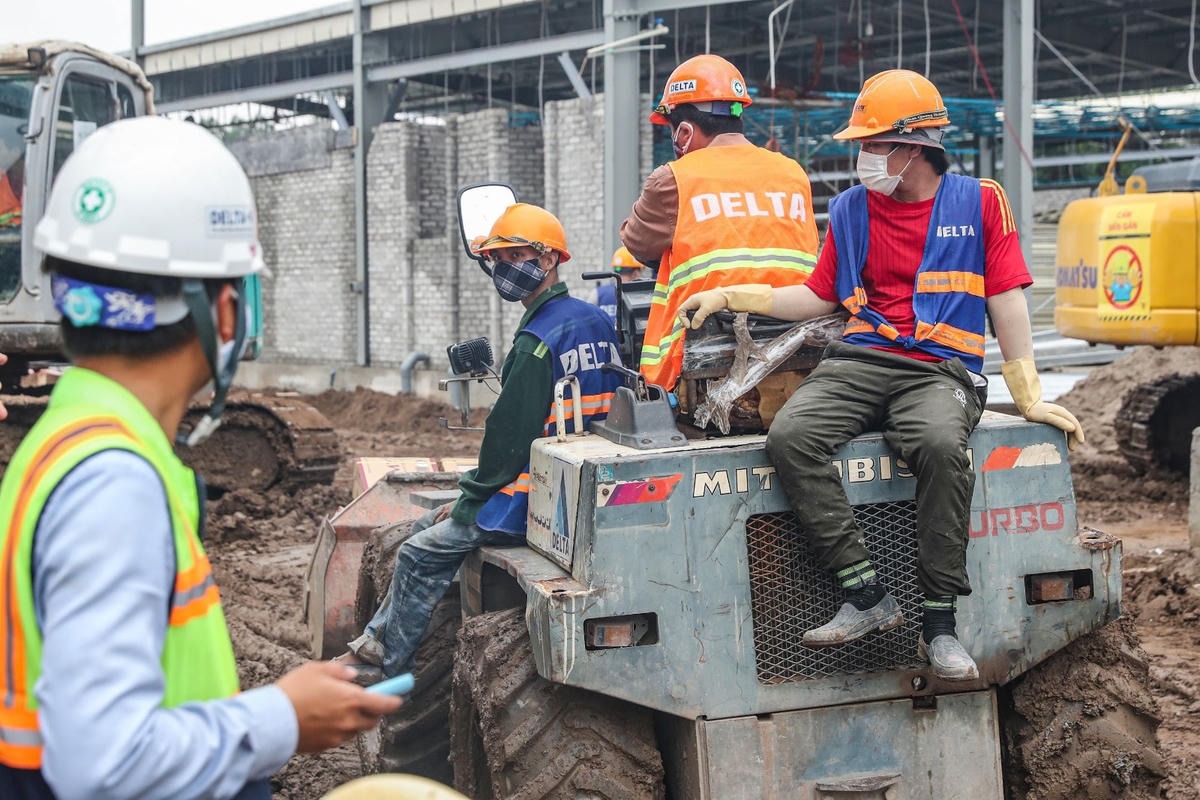 Cần có những chính sách ràng buộc  DN đảm bảo cuộc sống cho người lao động. Ảnh: Quang Vinh.