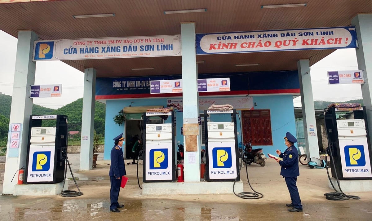Ngừng bán hàng khi chưa được phép, Cửa hàng xăng dầu Sơn Lĩnh bị phạt 15 triệu đồng.