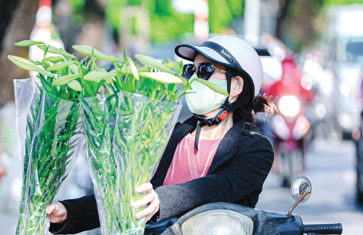 Ngắm nghía chọn bó hoa như ý.