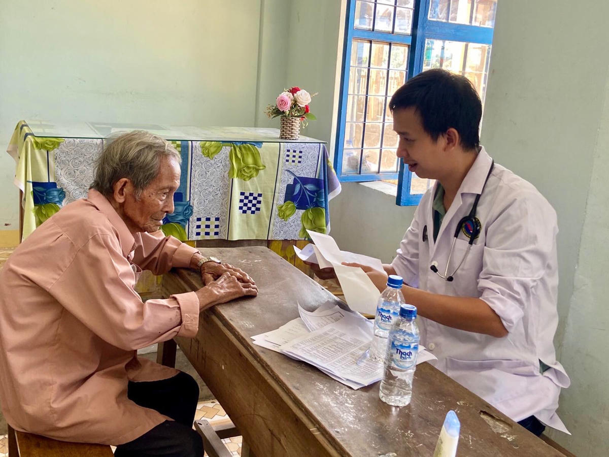 Bác sĩ đang tư vấn và khám bệnh cho người dân.