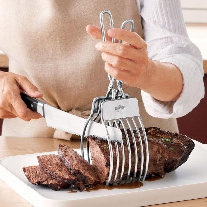 Kẹp gắp thịt giúp tạo nên những lát thịt hoàn hảo mà không làm bẩn hay bỏng tay.  