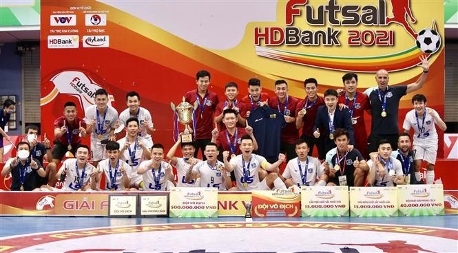 Đại diện Ban tổ chức trao Cup vô địch Quốc gia futsal HDBank năm 2021 cho đội bóng Thái Sơn Nam. Ảnh: TTXVN.