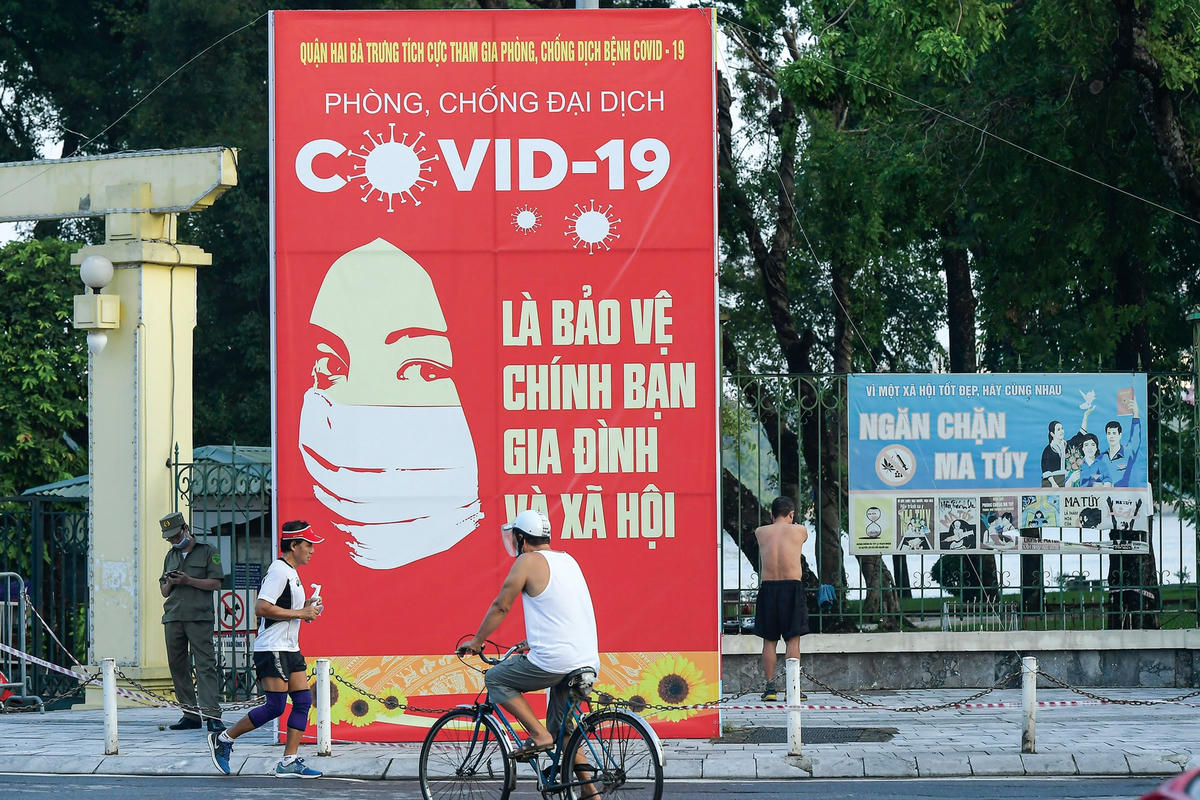 Nhiều người dân vẫn bất chấp lệnh giãn cách để đi tập thể dục.
