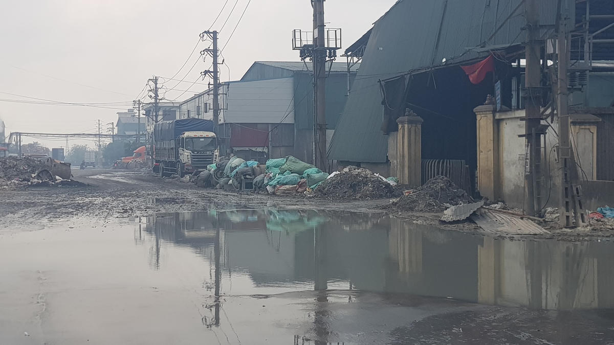 Chiều 23/4, nước thải đen ngòm, hôi thôi lênh láng mặt đường CCN Phú Lâm. Ảnh: Nam Anh.