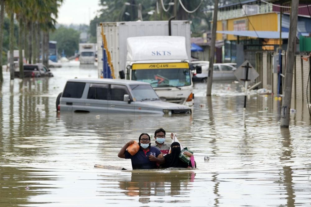Trận lũ lụt ‘trăm năm có một’ càn quét các bang ở Malaysia. Ảnh: Bloomberg.