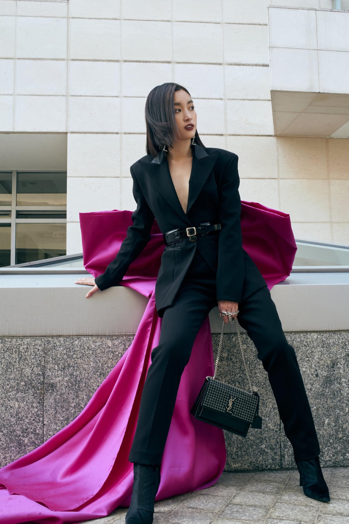 Nàng hậu cũng diện suit đen kết hợp phong cách makeup rất thời thượng.