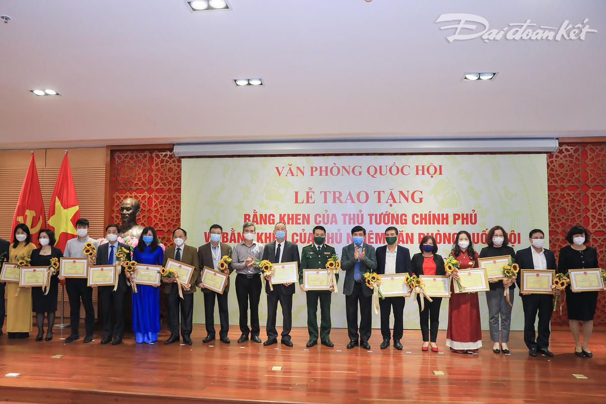 Đại diện Ban Công tác Mặt trận Báo Đại Đoàn Kết nhận Bằng khen của Chủ nhiệm Văn phòng Quốc hội.