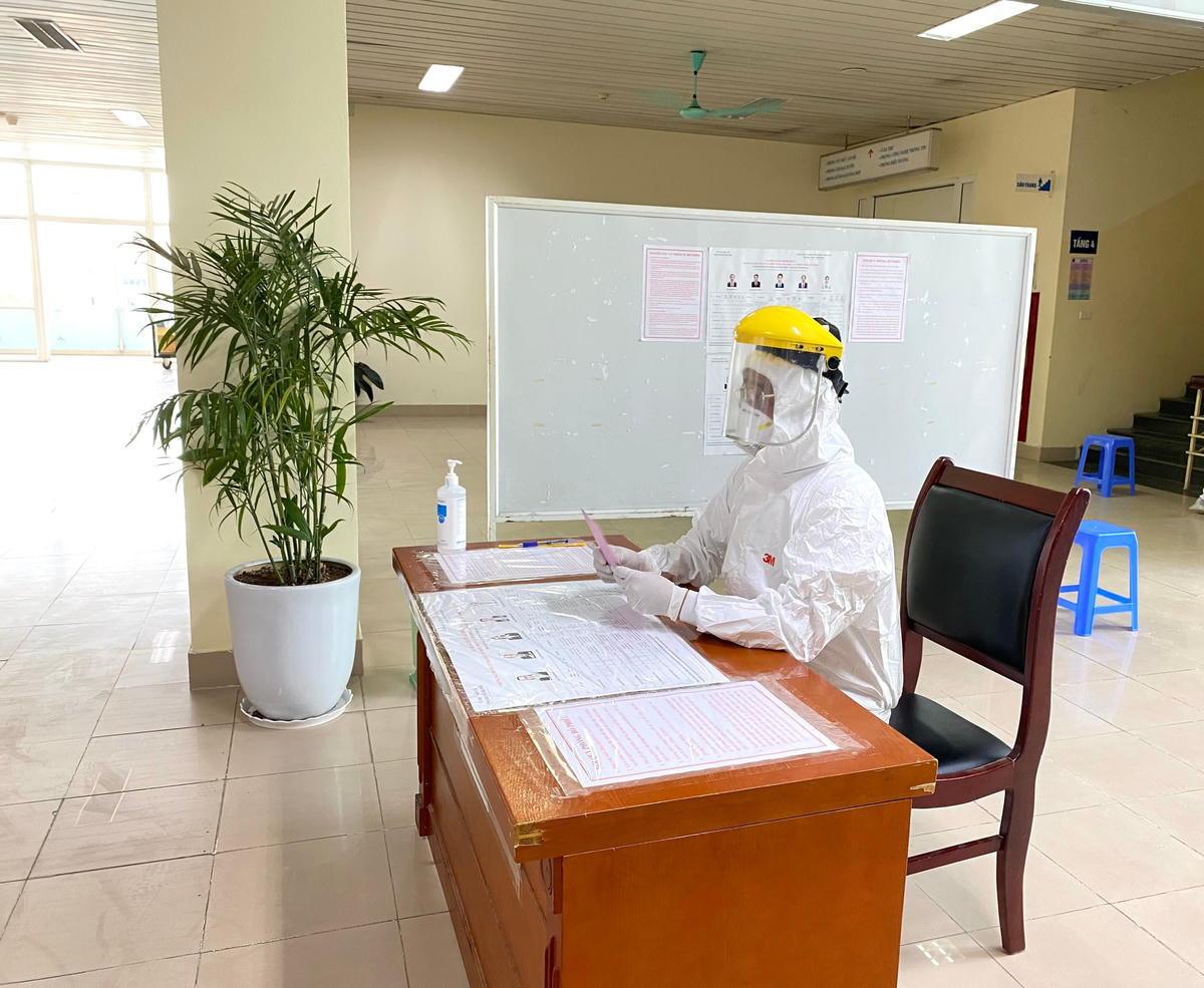 Hình ảnh y bác sĩ, bệnh nhân và người nhà tại Bệnh viện K tham gia bầu cử