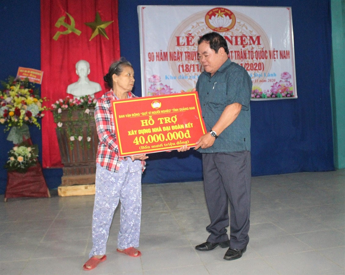Trao tặng nhà Đại đoàn kết cho một hộ dân KDC Hà Dục Đông.
