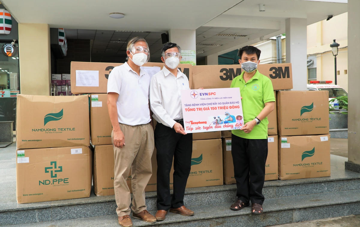 Đại diện EVNSPC và Báo Tiền Phong trao vật tư y tế cho Bệnh viện Chợ Rẩy sáng ngày 4/9.